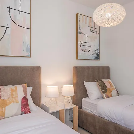 Magnificent 3 Bedroom With Pool, Terrace And Parking Apartman