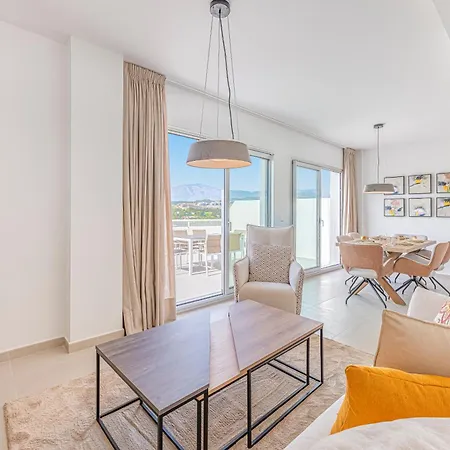 Magnificent 3 Bedroom With Pool, Terrace And Parking 아파트 에스테포나