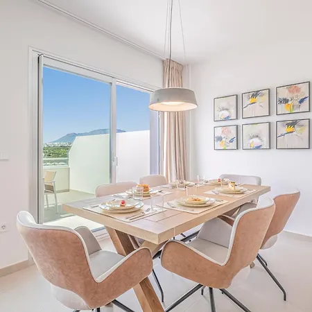 Magnificent 3 Bedroom With Pool, Terrace And Parking 에스테포나