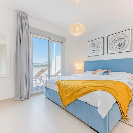 Magnificent 3 Bedroom With Pool, Terrace And Parking Apartman