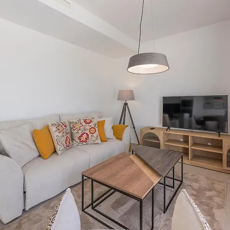 Magnificent 3 Bedroom With Pool, Terrace And Parking Apartment *