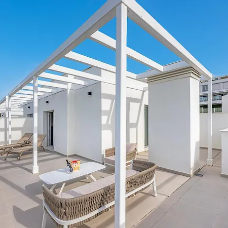 Magnificent 3 Bedroom With Pool, Terrace And Parking *