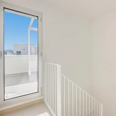 Magnificent 3 Bedroom With Pool, Terrace And Parking 에스테포나