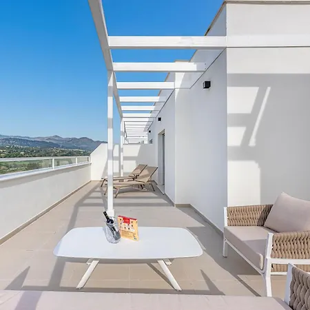 Lägenhet Magnificent 3 Bedroom With Pool, Terrace And Parking Estepona