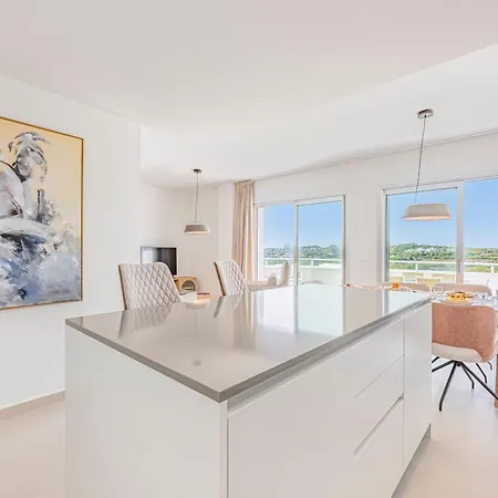 Lägenhet Magnificent 3 Bedroom With Pool, Terrace And Parking Estepona
